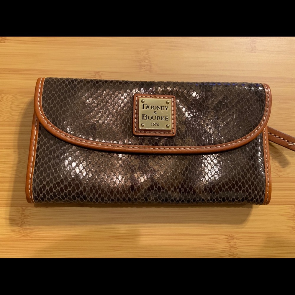 Dooney and Bourke Tri-fold wallet. Scaled pattern.
